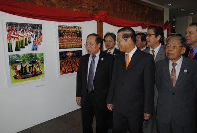 ງານວາງສະແດງຮູບພາບ “ນ້ຳໃຈມິດຕະພາບຫວຽດນາມ - ລາວ - ກຳປູເຈຍ”